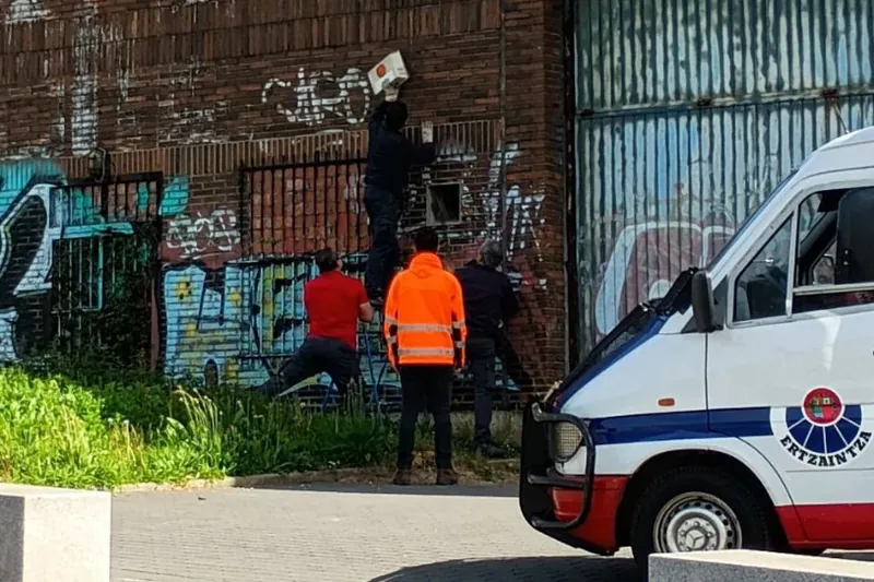 Trapagaranen, hainbat pertsona bota dituzte lehen suhiltzaileena zen eraikinetik