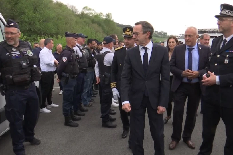 Mugetako kontrolen zorroztea beste sei hilabetez luzatuko du Frantziako Gobernuak