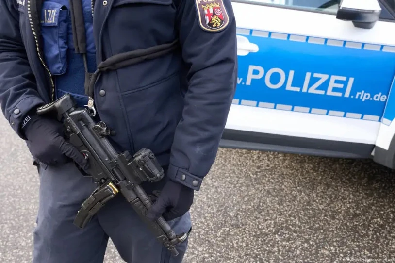Laudioko kamioilari bat koman dago Alemanian, Poliziaren interbentzio batean bihotzekoa jasan ostean