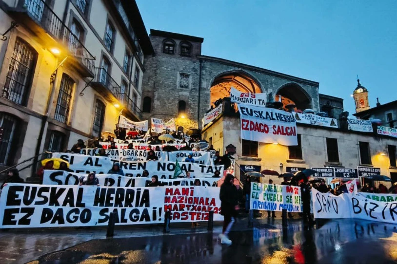 "Gure jarduerarekin zerikusirik ez daukan gertaera batengatik kriminalizatzeko saiakerak, gure bazterketa soziala lortzeko manipulazioa estali nahi du"