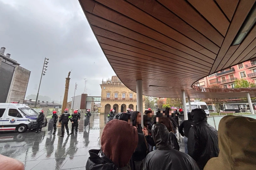 Irunen, pertsona migranteen aurkako elkarretaratze bati aurre egin diote