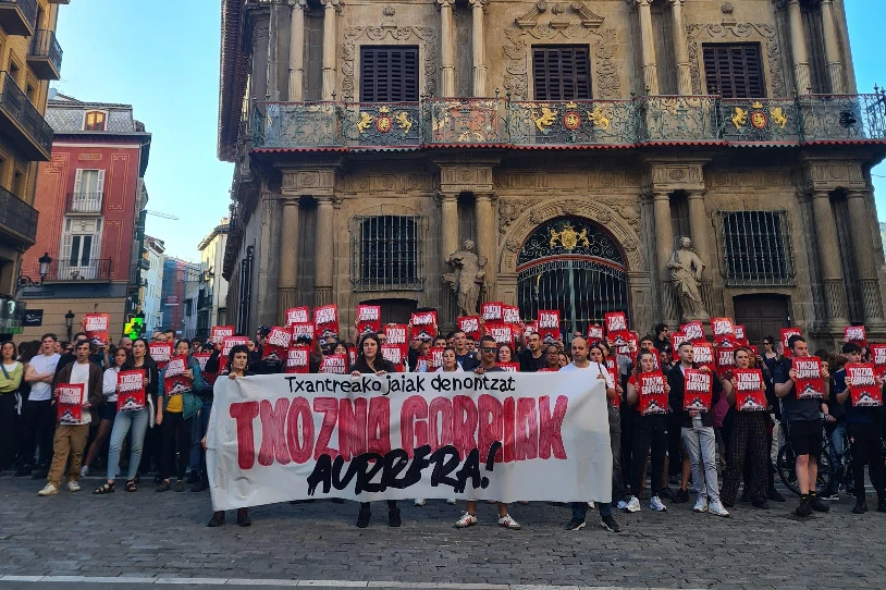 Txantreako jaien bezperan, Txozna Gorrien aldeko aldarria eraman dute Iruñeko udaletxe aurrera