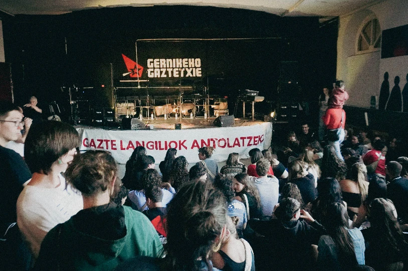 Gernikako Gaztetxean biribildu dute 'Gaztetxeak Bertsotan' ekimena