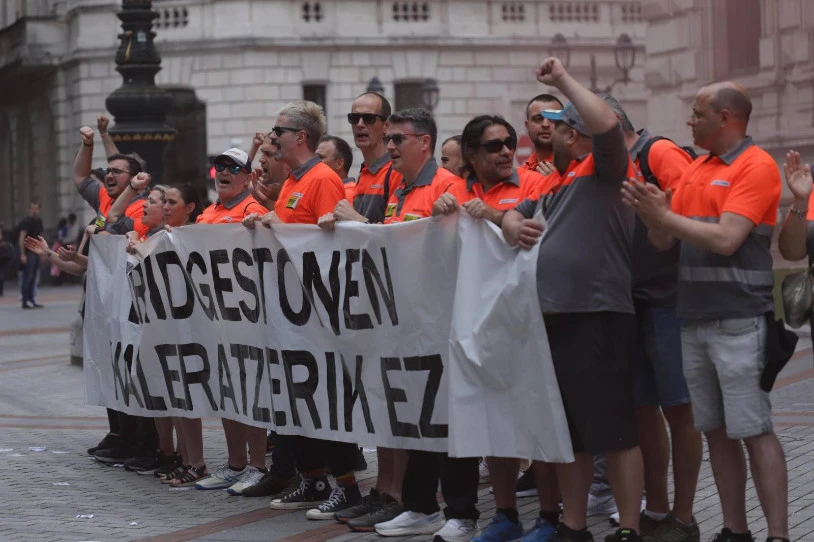 Hiru lanuzte gehiago egingo dituzte Bridgestoneko langileek, kaleratze kolektiboaren kontra