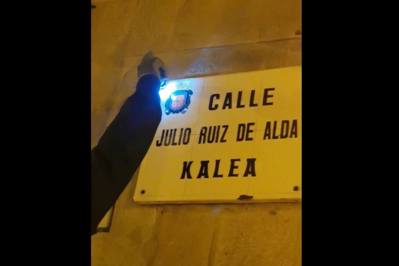 Lizarran, kendu egin dute Julio Ruiz de Alda falangistaren omenezko kaleko plaka