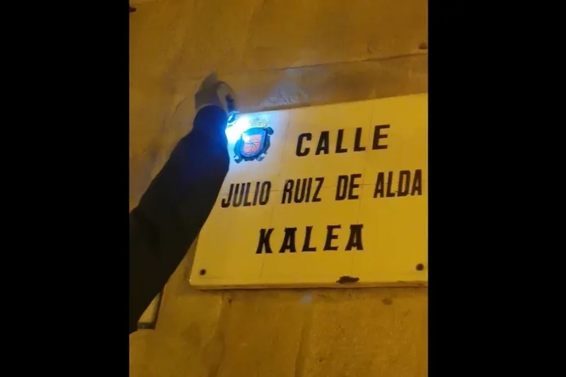 Lizarran, kendu egin dute Julio Ruiz de Alda falangistaren omenezko kaleko plaka