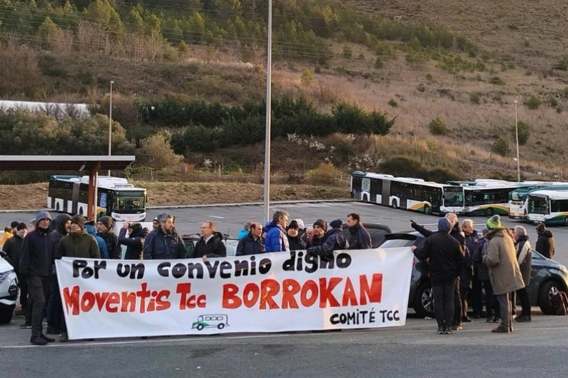 Lan-baldintzak eta zerbitzua hobetzeko, borrokan jarraitzen dute Iruñeko villavesetako langileek