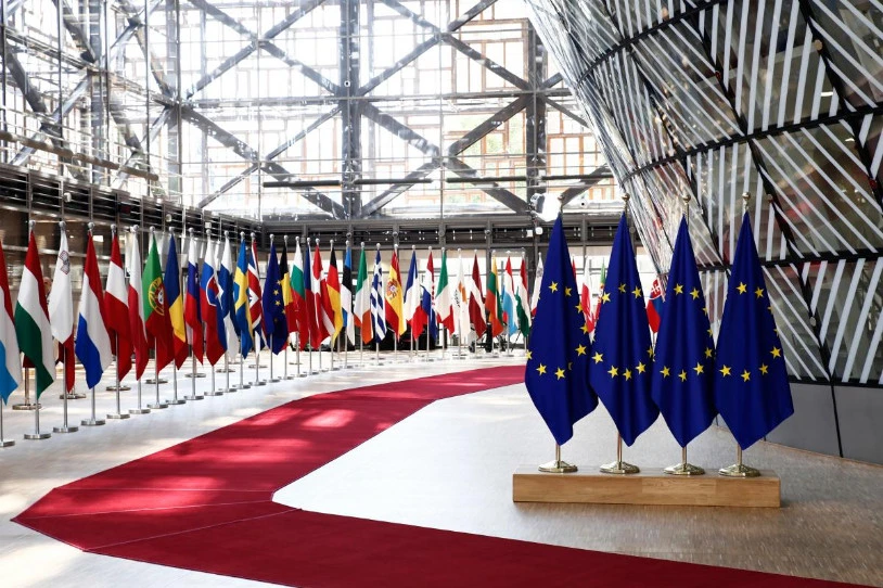 Euskararen, katalanaren eta galegoaren ofizialtasunari buruzko erabakia atzeratu du Bruselak