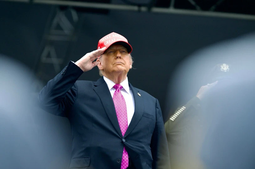 Auzitegi federal batek bertan behera utzi ditu Trumpen muga-zerga orokorrak, presidentearen botereak gainditzeagatik