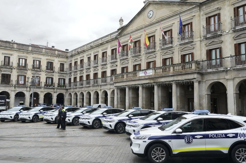 Udaltzain kopurua handitu eta soldatak igoko dizkie Gasteizko Udalak