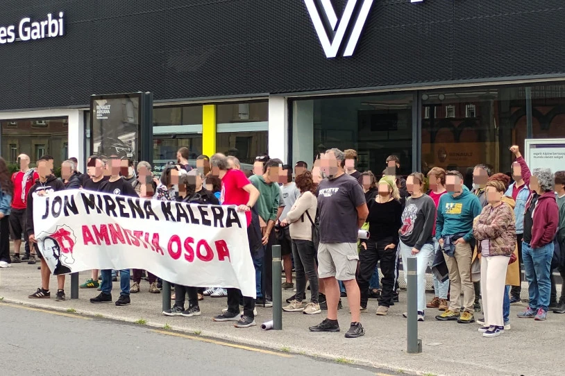 Jon Mirenaren askatasuna exijitu dute Basauriko kartzela aurrean
