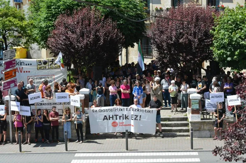 Zundaketei eta AHTari ezetz esan diete Altsasun