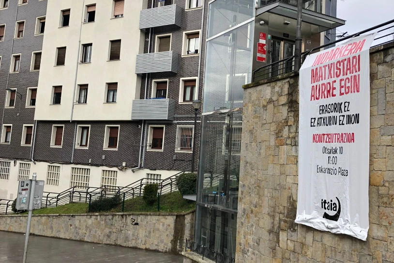 Emakume bati bikotekideak eraso dio Bilbon