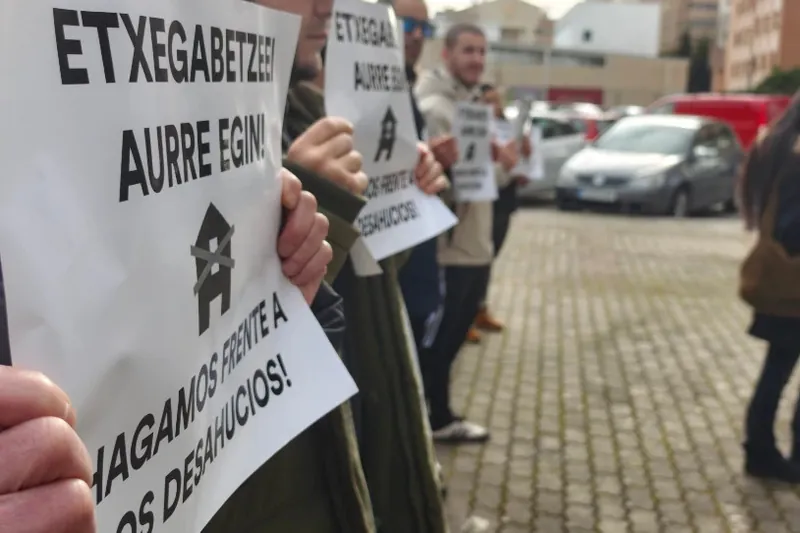Altzako familia bat 42 eurogatik etxegabetu nahi dute ekainaren 13an