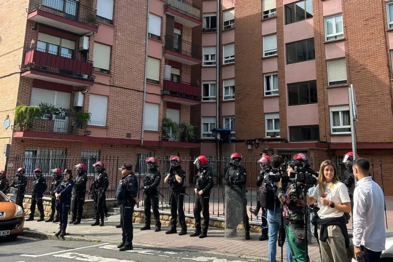 Beste familia bat etxegabetu dute Bilbon, tartean bi adingabe