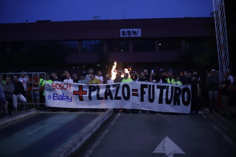 Ezkirozko BSHko sarrera blokeatu dute langileek, itxieraren aurka
