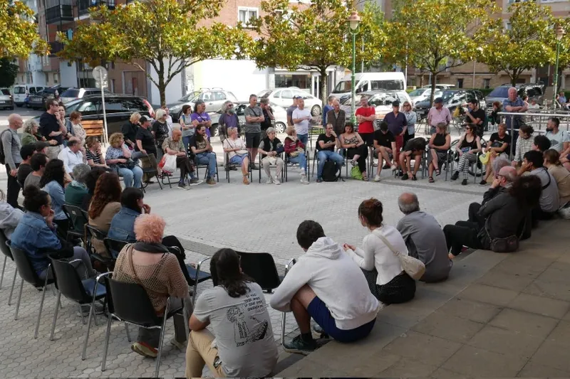 Altzan ostiralerako ezarrita dagoen etxegabetzea dela-eta, asanblada bat egin du Donostiako Etxebizitza Sindikatu Sozialistak