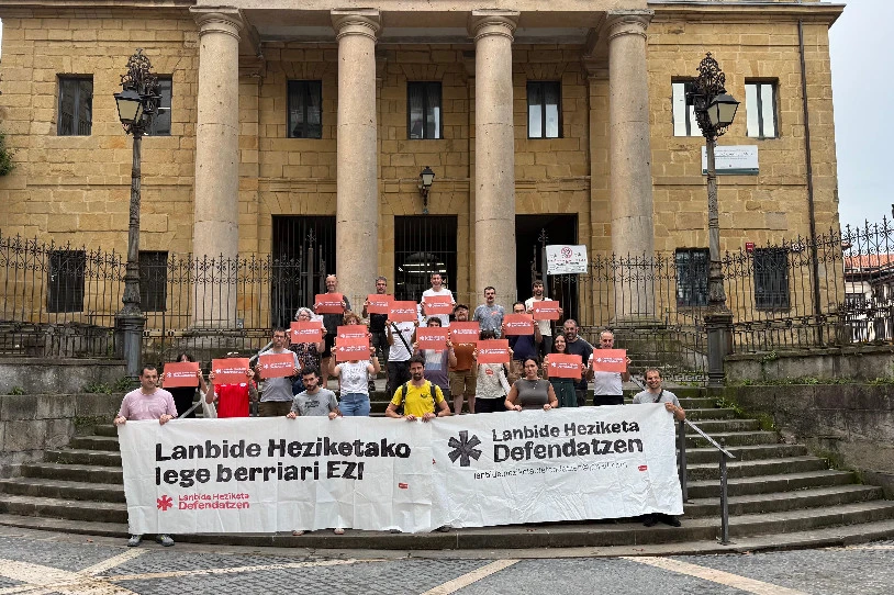 Lanbide heziketako legearen aurka agertu dira EAEko 800 irakasle