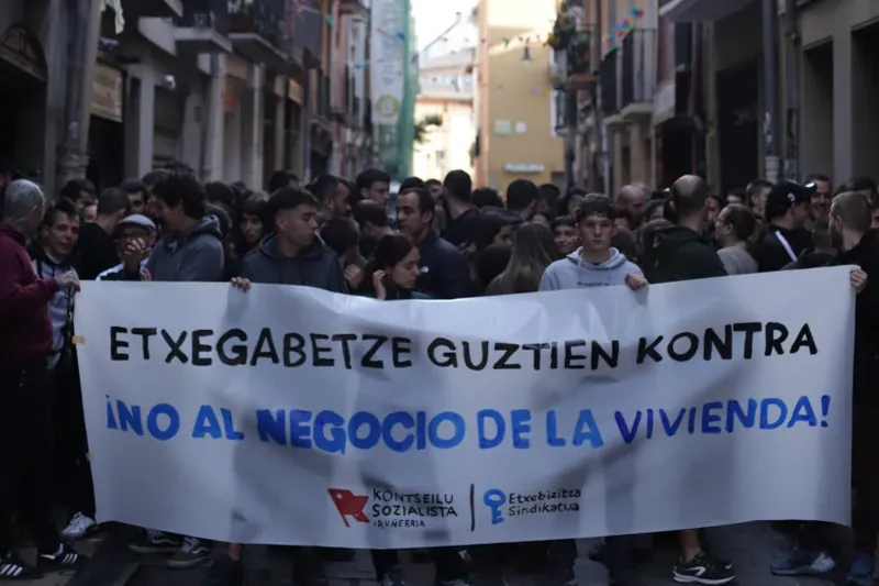 Iruñean, iruzur bat jasan duen familia bat etxegabetzen saiatuko dira bihar