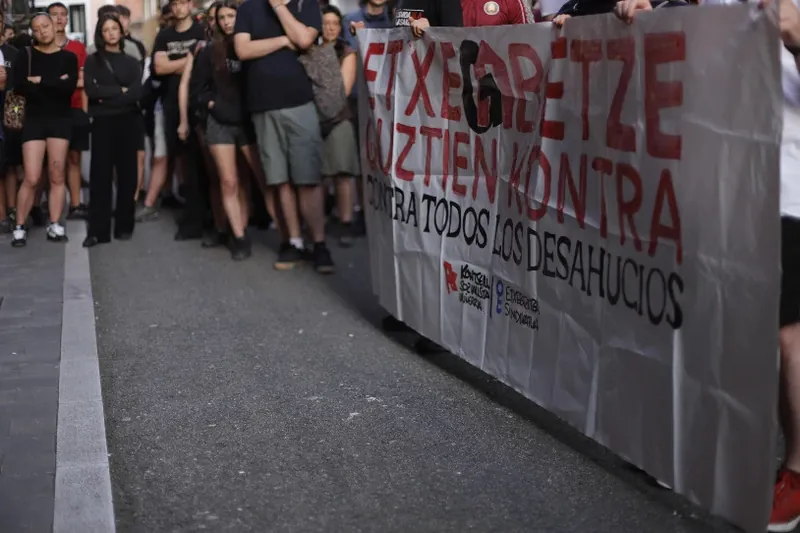 Iruñeko Alde Zaharrean, etxegabetua izateko arriskuan jarraitzen du familia batek