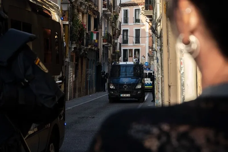 Beste familia bat etxegabetu dute Iruñeko Alde Zaharrean, ilegalki