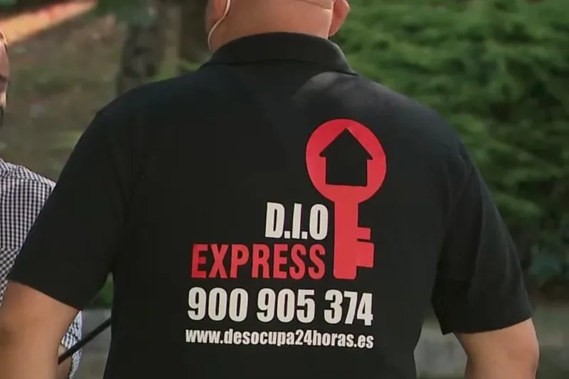 Errekalden, familia bat etxegabetzen saiatzen ari da D.I.O. Express desokupazio-taldea