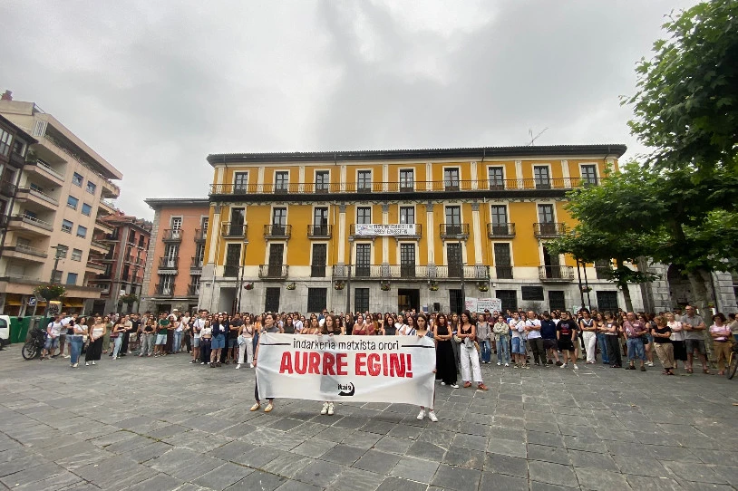 Itaiaren protesta jendetsua Tolosan, azken bortxaketa saiakera salatzeko