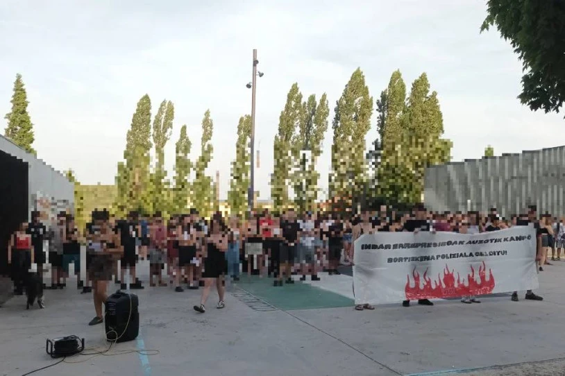 Mendillorriko Gazte Egunean, bertan zeuden gazteen aurka oldartu ziren udaltzainak