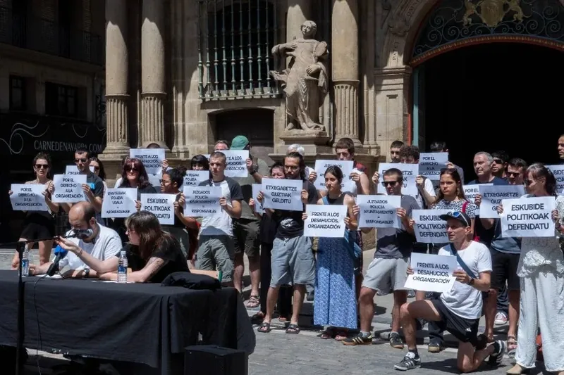 Iruñerrian, "etxebizitza-eskubidearen arloan eskubide politiko oinarrizkoenak sistematikoki urratzen" ari direla salatu dute