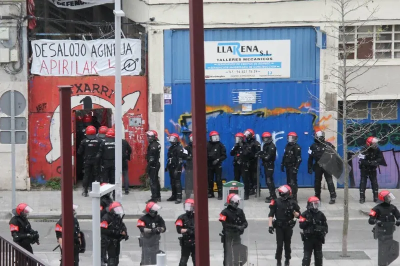 Etxarriren desalojoan Iker Arana mutilatu zuen ertzaina identifikatu dute