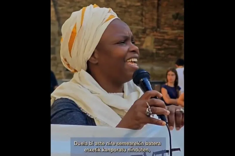 Duela bi aste Iruñean etxegabetu zuten familia udalaren pisu huts batera sartu da