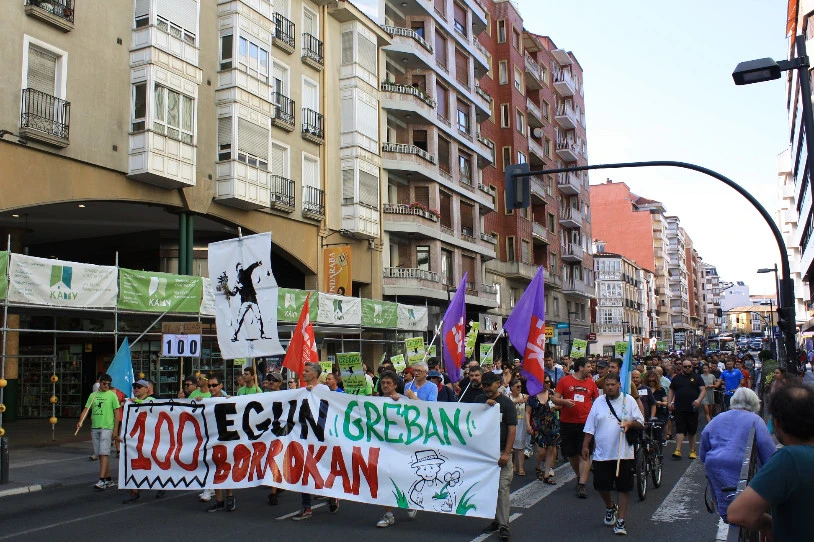 Ehunka lagun mobilizatu dira Gasteizko lorezainen alde