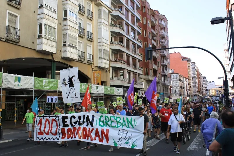 Ehunka lagun mobilizatu dira Gasteizko lorezainen alde