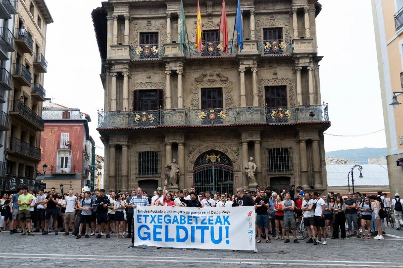 Iruñeko Mercaderes 18ko bizilagunek salatu dute Vidaurre Groupek pisu turistiko bihurtu nahi dituela euren etxeak