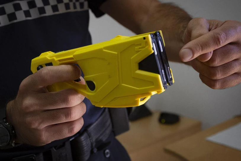 Foruzaingoak ere taser pistolak izango ditu 2026tik aurrera