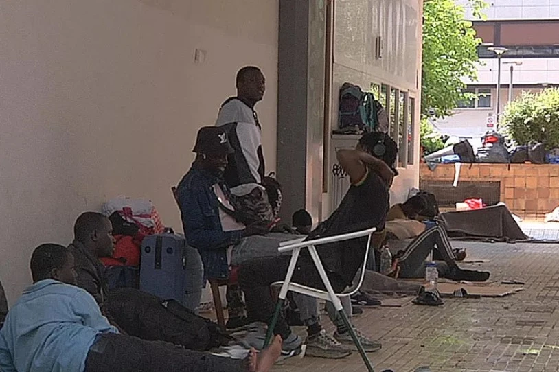 50 bat gazte afrikar kale-egoeran daude Amaran, asilo-eskaeren erantzunaren zain
