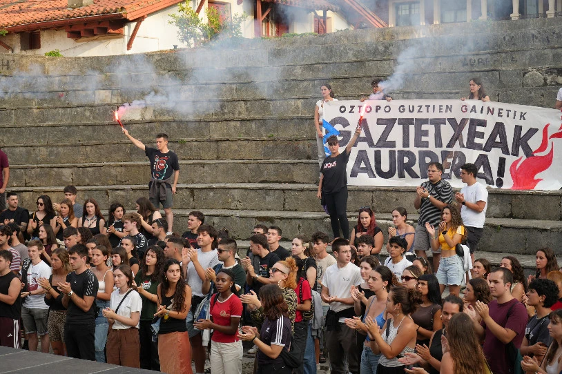 "Gaztetxeen aurkako oldarraldi honen testuinguruan, guk Gaztetxeen eta Gazte Asanbladen aldeko hautua egiten dugu"