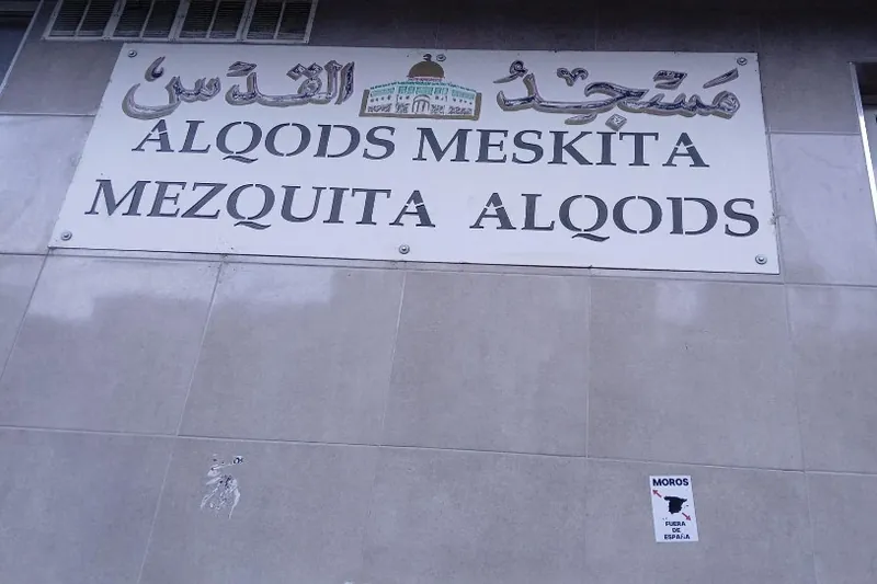 Mezu arrazistak zabaldu dituzte Gasteizen