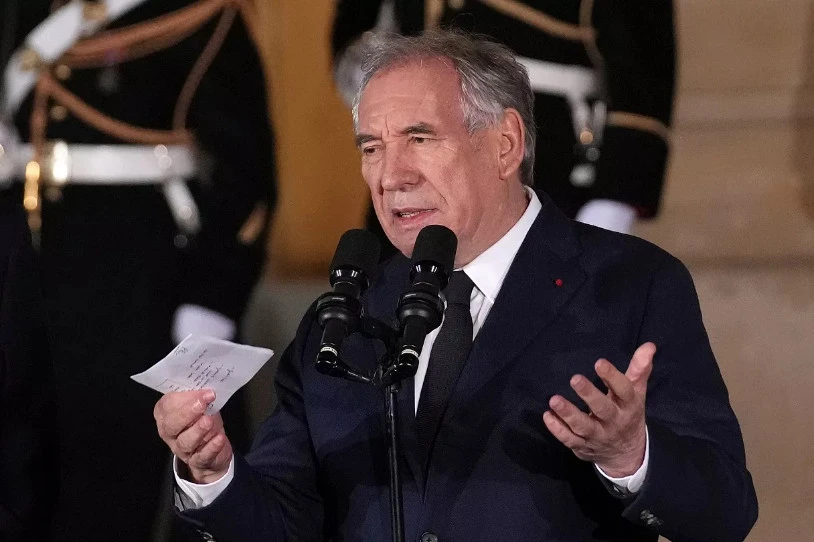 Frantziako Gobernua berriz ere zalantzan: Bayrouk konfiantza-mozio bati egingo dio aurre irailean