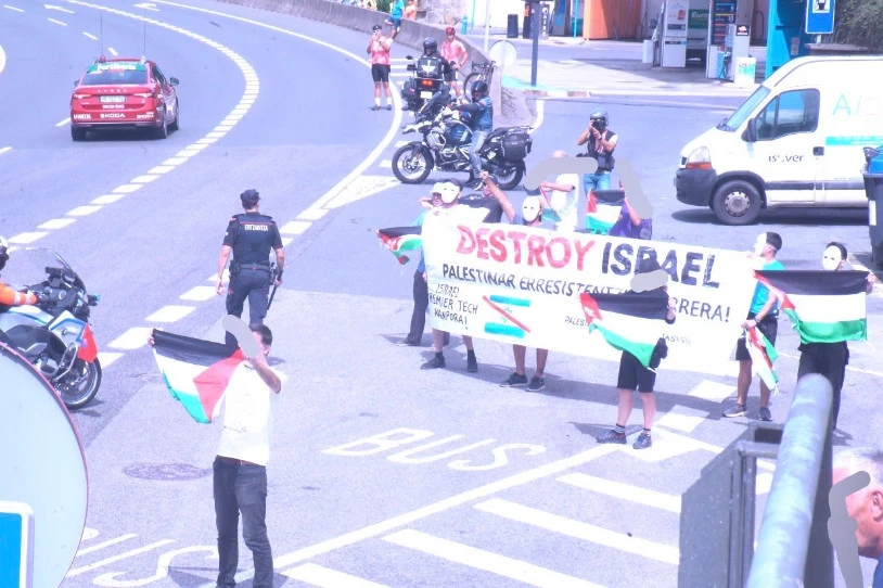 Israelgo Estatuaren suntsipena aldarrikatu dute Vueltan, Bilboko etapan