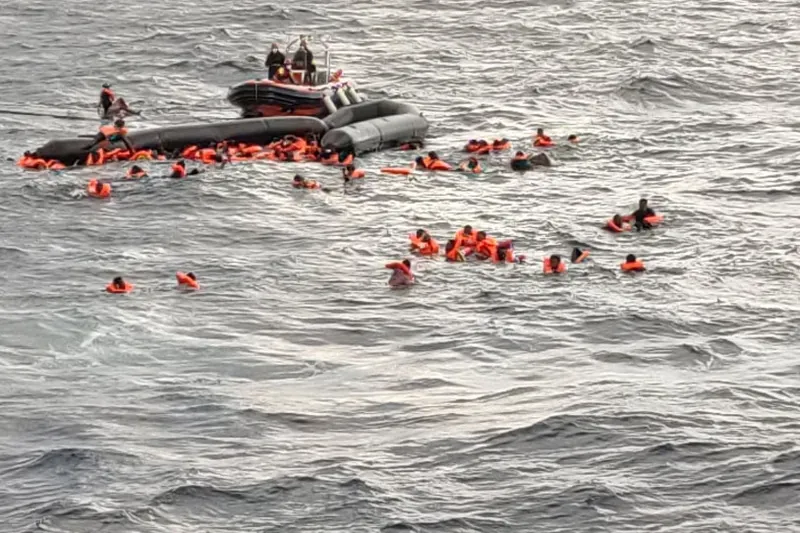 Gutxienez 50 migratzaile hil dira Libiatik hurbil, ontzi batek su hartuta