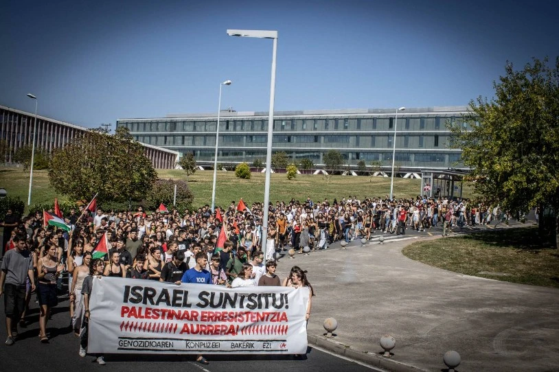 IAk unibertsitateei exijitu die Israelekin dituzten lotura guztiak hautsi ditzatela