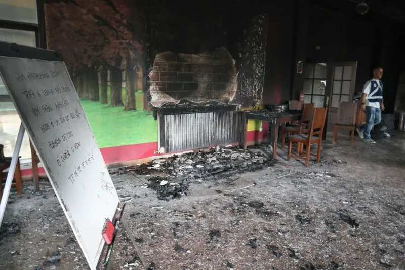 Molotov koktelekin eraso diote Monforte de Lemoseko adingabe migratzaileentzako zentroari