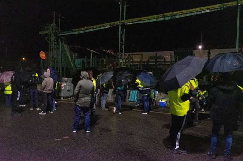 Greba mugagabeari eutsiko diote Maderas de Llodioko langileek