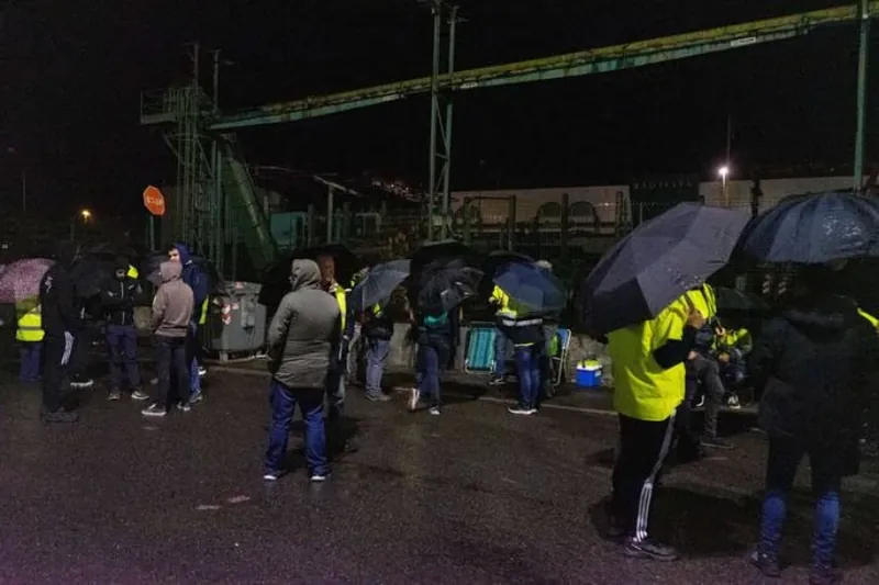Greba mugagabeari eutsiko diote Maderas de Llodioko langileek