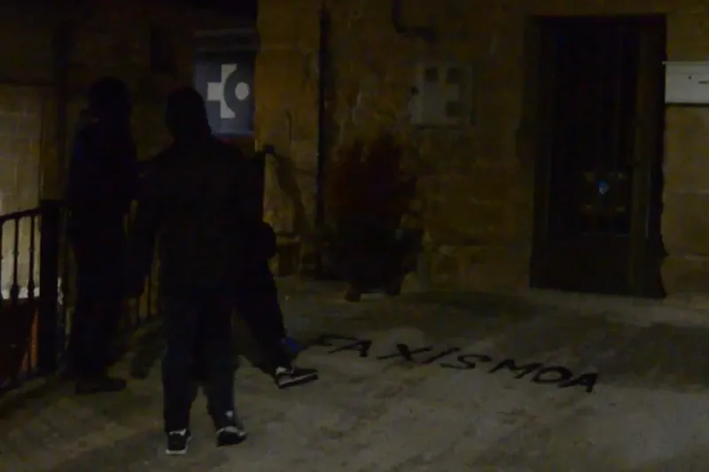 Mañuetako oroigarri frankista seinalatu dute hainbat gaztek