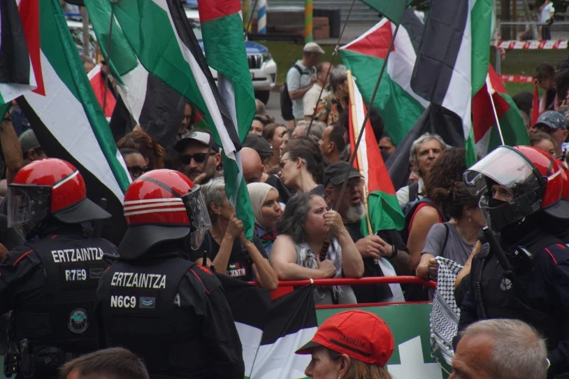 Ertzaintzak hainbat lagun salatu ditu Espainiako Vueltan Bilbon izan ziren protesten harira