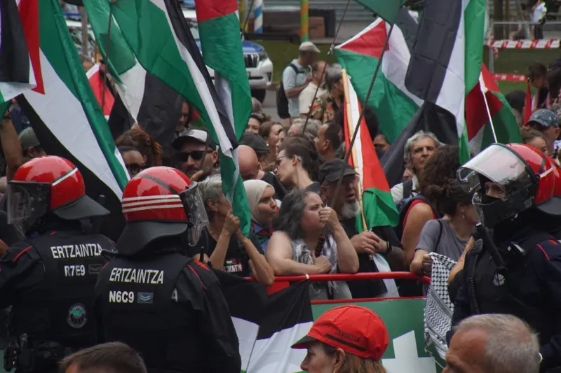 Ertzaintzak hainbat lagun salatu ditu Espainiako Vueltan Bilbon izan ziren protesten harira