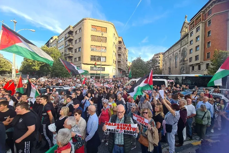 Mobilizazioak Euskal Herri osoan, indar sionistek Global Sumud Flotilla blokeatu eta biharamunean