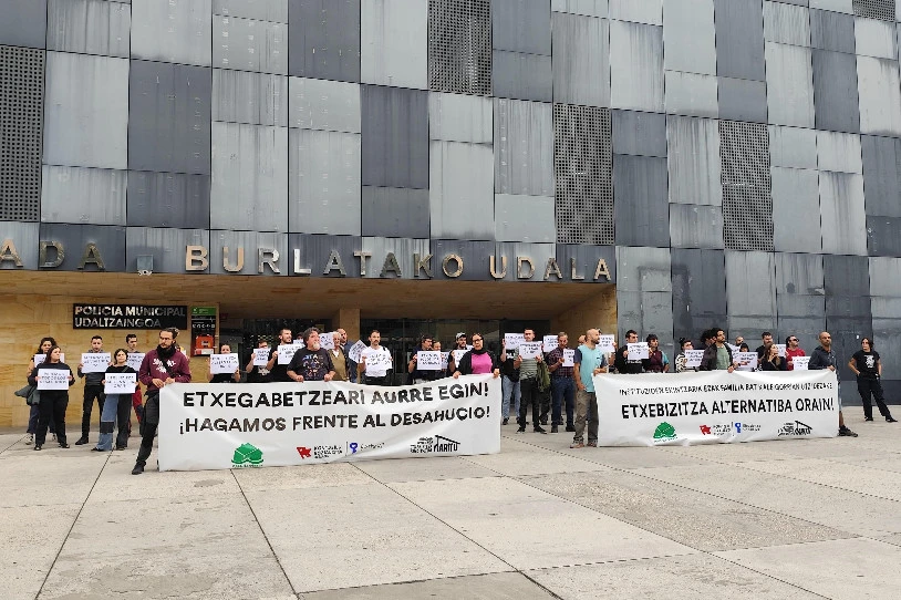 Burlatan, ostegunerako ezarrita dagoen etxegabetzea gelditzera deitu dute